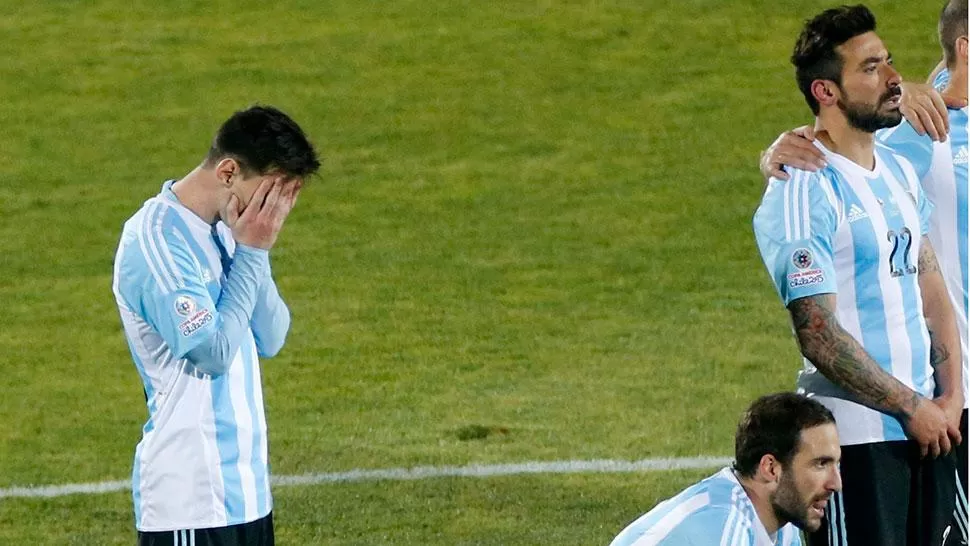 SIN SUERTE. Messi acertó su penal pero Higuaín y Banega fallaron el suyo y Argentina perdió. (EFE)