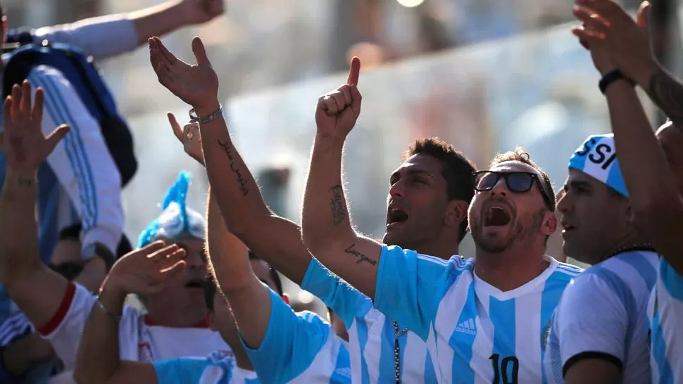 PASIÓN ARGENTINA. Los argentinos se hacen oír en el Estadio Nacional. REUTERS