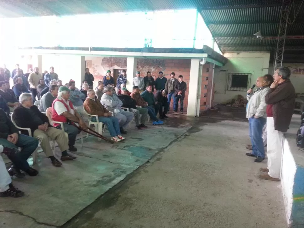 EN EL CEVILAR. Los agricultores debaten sobre el plan de lucha cañera. la gaceta / foto de luis duarte