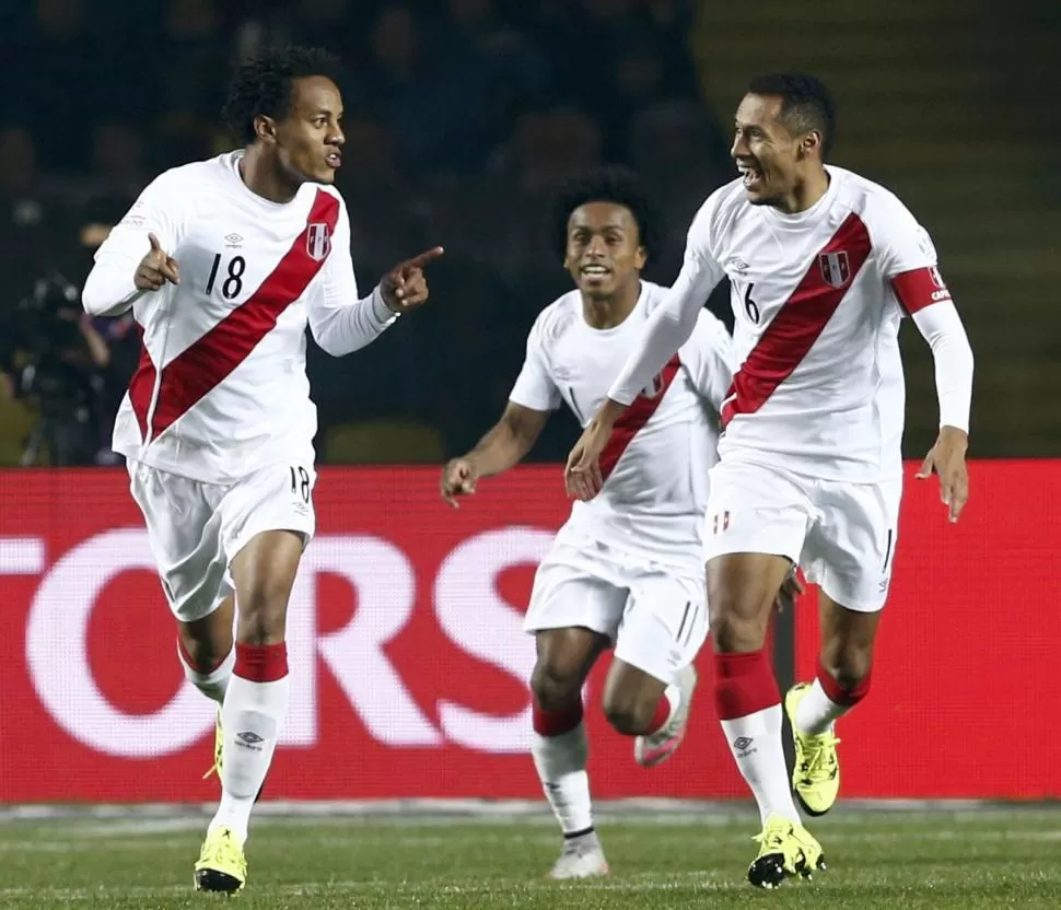 INDOMABLE. André Carrillo celebra su gol, que le abrió el camino de la victoria a Perú. El de Sporting fue la gran figura. reuters