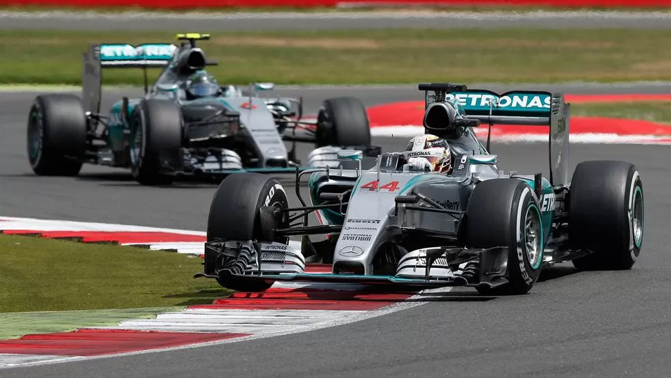 MANO A MANO. Los dos pilotos de Mercedes polarizaron la pelea por el título en la categoría. REUTERS