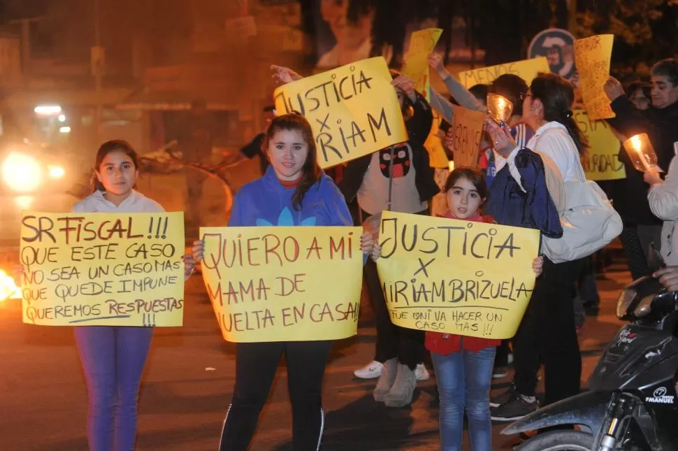 PROTESTA. La familia de Brizuela pidió justicia en una manifestación. la gaceta / foto de antonio ferroni