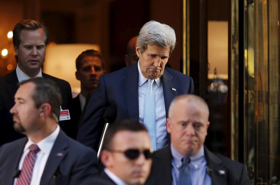 CON CUSTODIA. Kerry abandona el hotel en el que se aloja en Viena, donde se llevan adelante las negociaciones con los diplomáticos iraníes. REUTERS