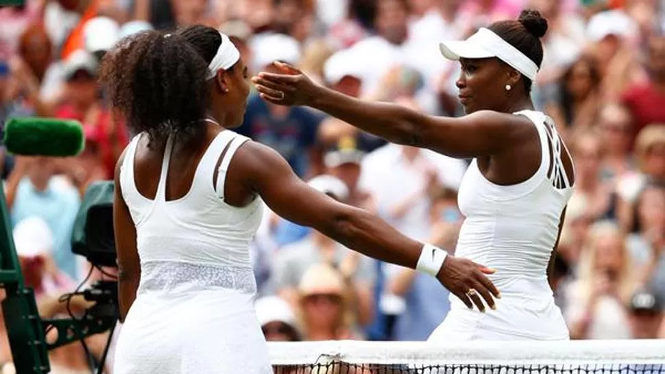 ABRAZO FINAL. Venus felicita a su hermana Serena, ganadora del duelo en Wimbledon. (CNN)