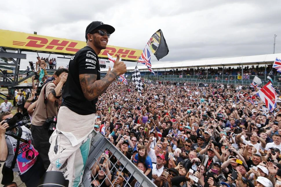 MUY FELIZ. Una multitud saludó la victoria de Lewis Hamilton. Foto de equipo Mercedes-Benz 