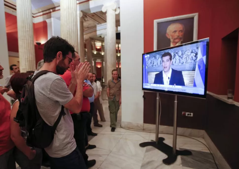 EXPECTATIVA EN LAS CALLES. El primer ministro griego, Alexis Tsipras, mientras anunciaba por televisión ayer, en Atenas, el resultado de referéndum.   reuters