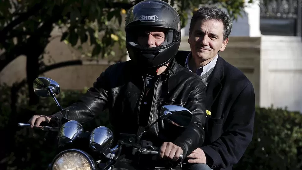 UNO Y OTRO. Al comando de la moto, Yanis Varoufakis, que se fue. Detrás, su sucesor, Euclides Tsakalotos. REUTERS