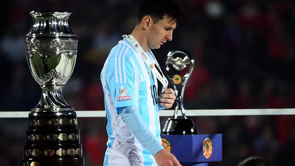 SIN TÍTULO Y CON SU FAMILIA AGREDIDA. Messi se retira con la copa al vicecampeón de América.
FOTO DE ARCHIVO