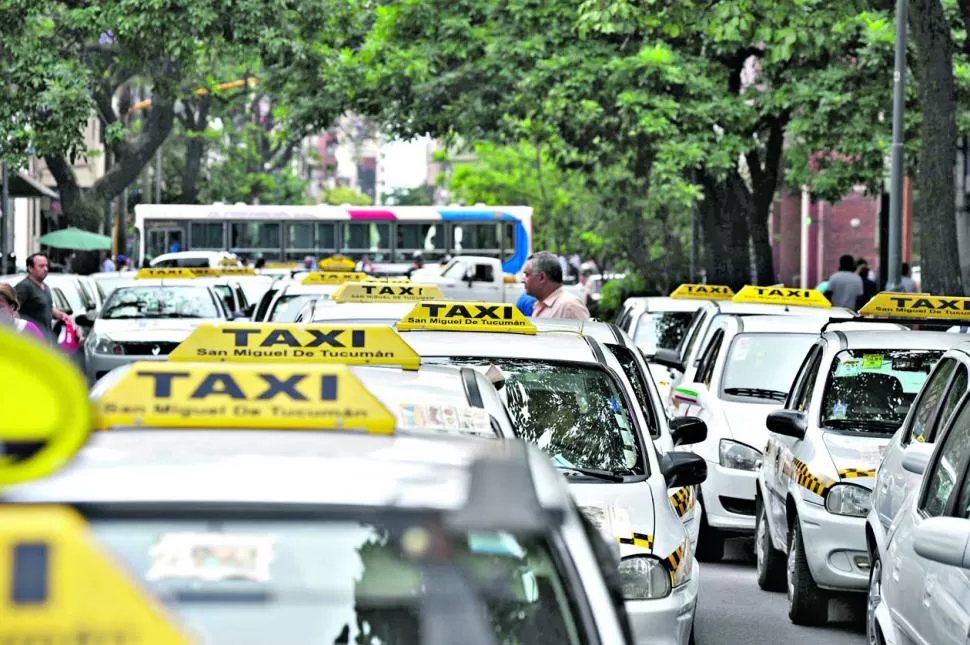 PROTESTA. Los peones de taxi amenazan con bloquear el microcentro. foto / la gaceta 