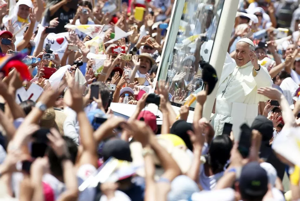 EN PAPAMOVIL. Se estima que cerca del 19% de la población de Ecuador estará presente en las tres misas que el Papa oficiará en aquel país. REUTERS
