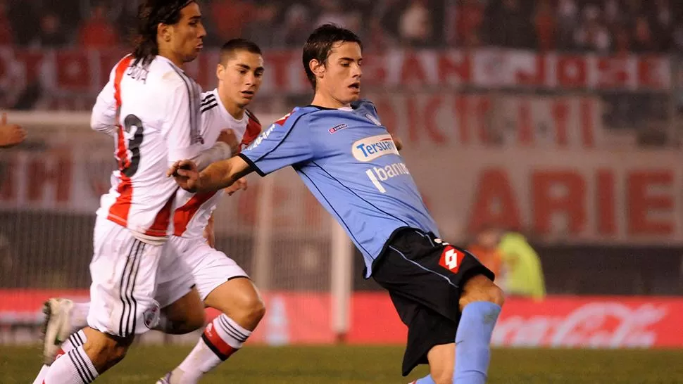 EN BUSCA DE MÁS RODAJE. Ezequiel Cirigliano, en la foto junto a Ponzio en un partido con Belgrano, iría a Tigre.
FOTO DE ARCHIVO