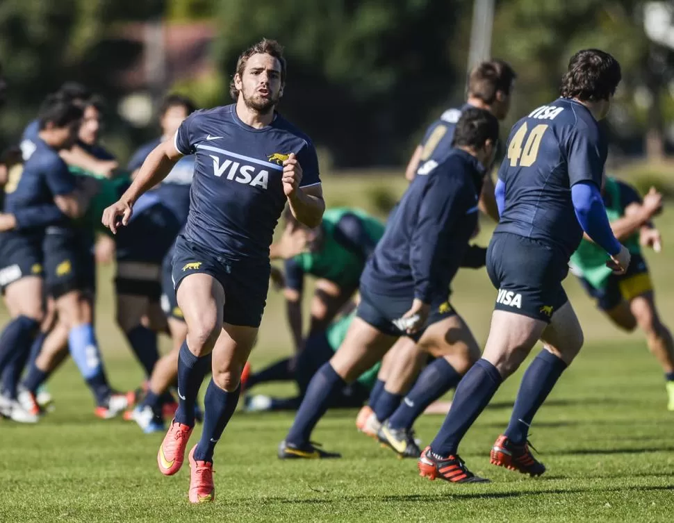 ATENTOS. Sánchez, junto a sus compañeros, siguió con atención la final del Súper Rugby, entre equipos neozelandeses. PRENSA UAR