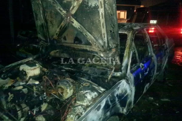 Quemaron un auto y apedrearon la comisaría de El Colmenar