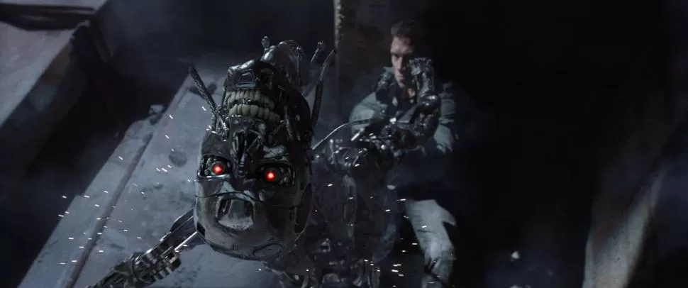 LUCHA ENTRE DOS GENERACIONES. Arnold Schwarzenegger vuelve a ponerse en el traje del modelo Terminator-800, y ahora lucha contra el T-3000. 