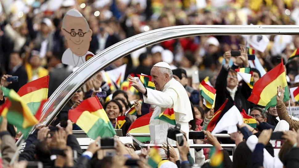 ALEGRÍA. El Papa es rodeado por miles de bolivianos. REUTERS. 