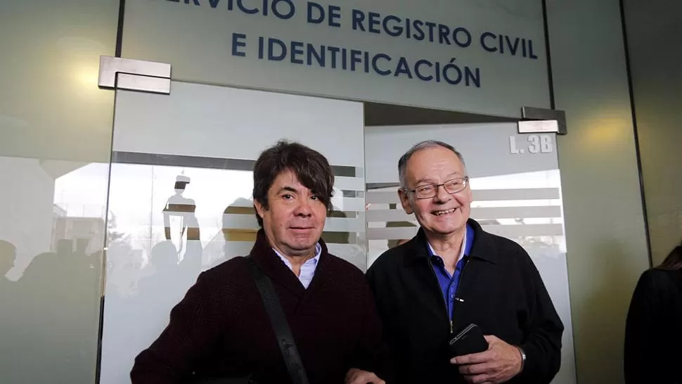 FELICES. Una pareja es retratada a la salida del registro civil, luego de pedir su turno. FOTO TOMADA DE EMOL.COM
