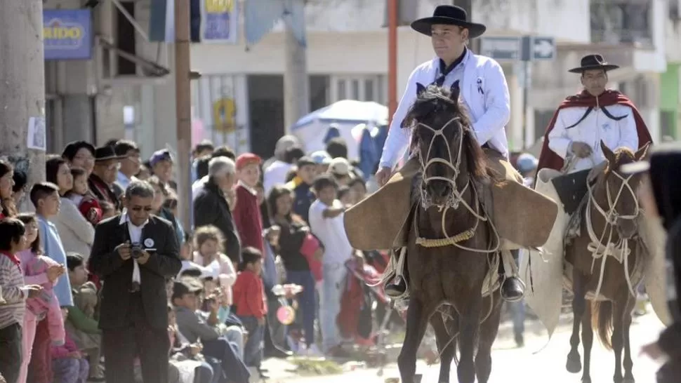 FESTEJOS. El diputado nacional Rubén Rivarola participó del desfile en la localidad de la Quebrada. FOTO TOMADA DE ELTRIBUNOJUJUY.COM