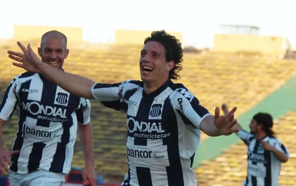 ´PASADO, PISADO. Cosaro, que festeja un gol cuando jugaba en Talleres, se sumará en los próximos días al “decano”. foto de godoycruzat.com