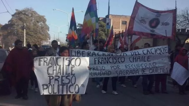 TRASLADARON LA PROTESTA A LA CAPITAL. Un grupo de aborígenes se manifestó contra la detención de Francisco Chaile, en la plaza Independencia. GENTILEZA Unión de Pueblos Diaguitas. 