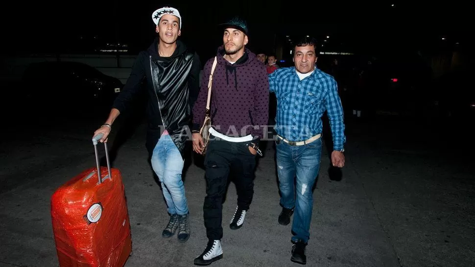 BIEN RECIBIDO. Maxi se retira del aeropuerto junto a su hermano Facundo y su padre Leo. LA GACETA / FOTO DE DIEGO ARÁOZ