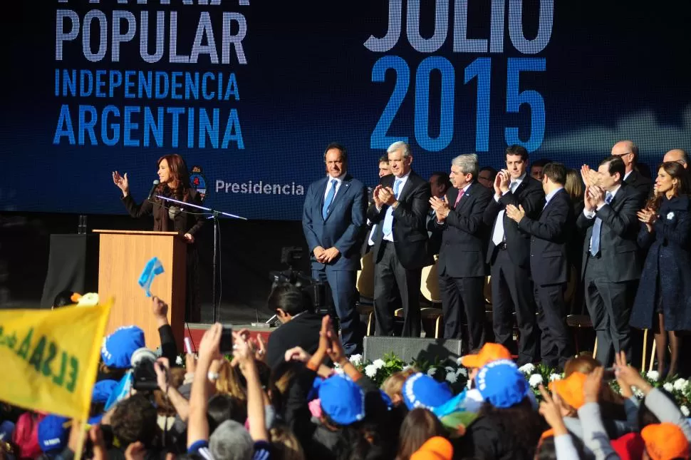 CON SU GENTE. La Presidenta comienza a hablar y Daniel Scioli, Julián Domínguez, Aníbal Fernández, Wado de Pedro, Axel Kicillof y Gerardo Zamora la aplauden. El resto del Gabinete y de los funcionarios, los siguen en la segunda fila. la gaceta / foto de diego aráoz