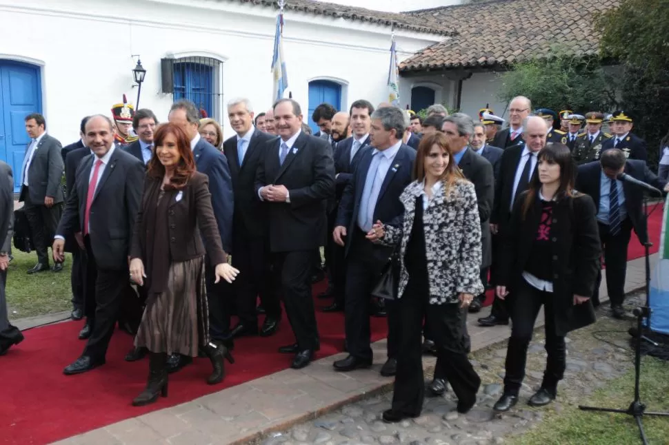 FIN DEL ACTO PROTOCOLAR. Veinte minutos después de haber ingresado al museo histórico, Cristina se retiró escoltada por la comitiva provincial y nacional. LA GACETA / FOTO DE INÉS QUINTEROS ORIO