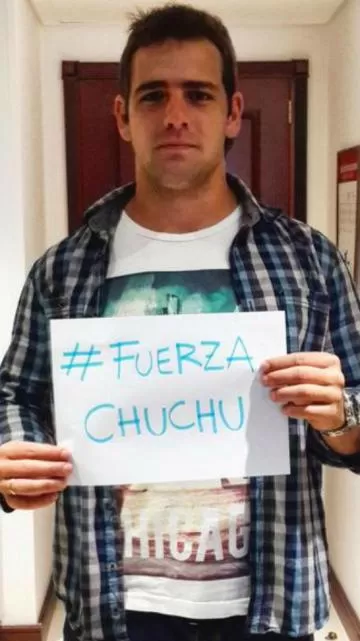 APOYO. Nicolás Sánchez y Felipe Contepomi se suman a la cruzada a la distancia. Las camisetas de ambos serán sorteadas. foto del twitter de @patoguzma