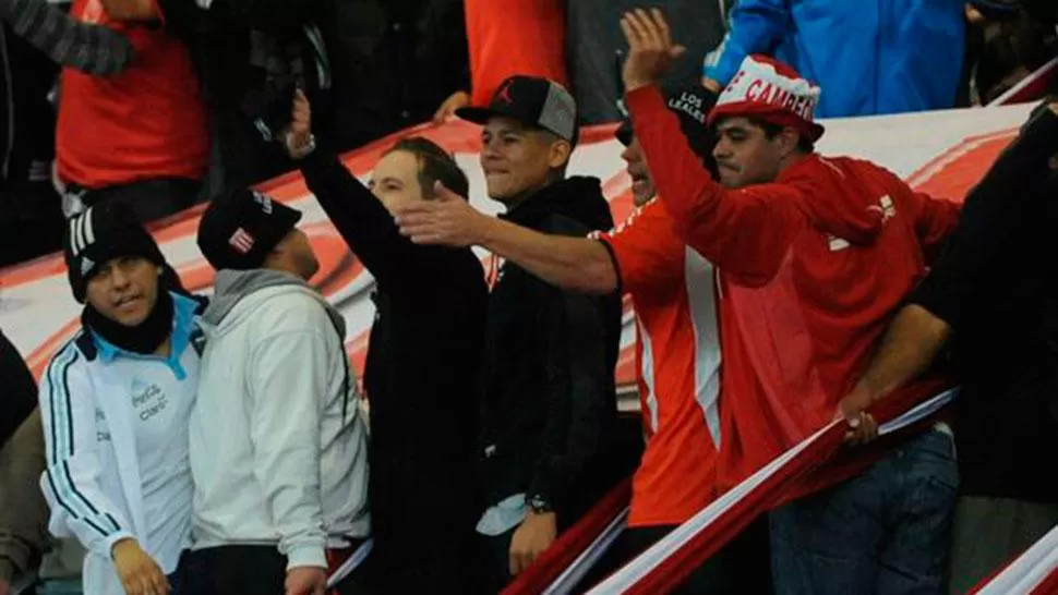 UNO MÁS. Rojo estuvo en el 0-0 de Estudiantes contra San Martín de San Juan, alentando junto a la barra Pincha. (LANACIÓN.COM)
