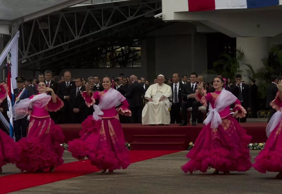 RECIBIMIENTO. En el aeropuerto de Asunción del Paraguay el papa Francisco fue recibido con una muestra de danzas típicas y cantos. telam