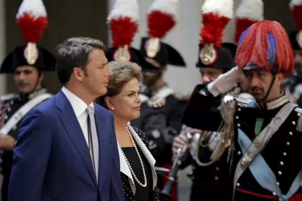 Rousseff asegura que no está nerviosa y que no va a caer