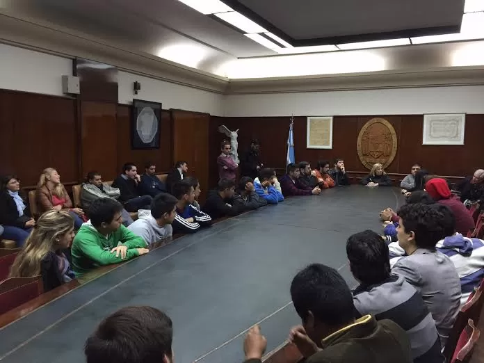 DURANTE EL RECESO. La rectora Bardón (a la cabecera) recibió a alrededor de 40 alumnos en la sala donde sesiona el Consejo Superior. PRENSA U.N.T.