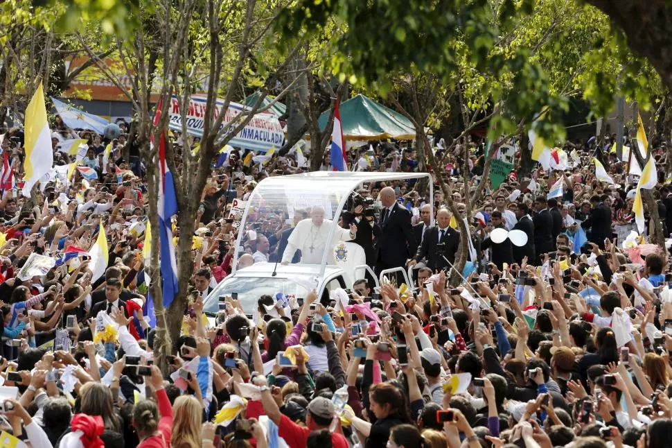  EN CLAVE MARIANA. En Paraguay, Francisco les dedicó gran parte de su mensaje a las mujeres. Ustedes esperaron contra toda esperanza, les dijo. FOTO REUTERS