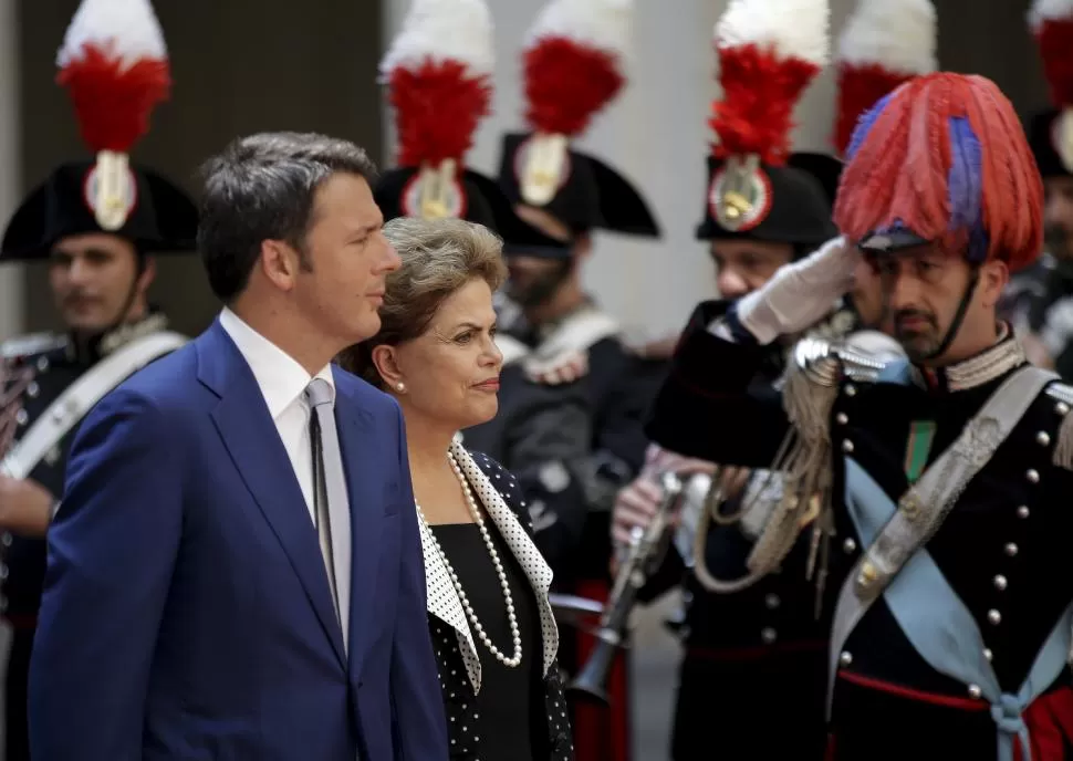 EN ROMA. Rousseff pasa revista a la guardia, junto al primer ministro Matteo Renzi. Está de visita en Italia. REUTERS