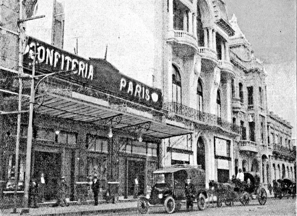 LA “PARÍS” EN 1910. En la calle Las Heras 465 (hoy San Martín), la confitería lindaba, hacia el naciente con la sede de “El Círculo”, hoy Jockey Club; y por el poniente con una vivienda que luego se demolió para edificar el ex cine Plaza, actual teatro “Mercedes Sosa”. LA GACETA / ARCHIVO