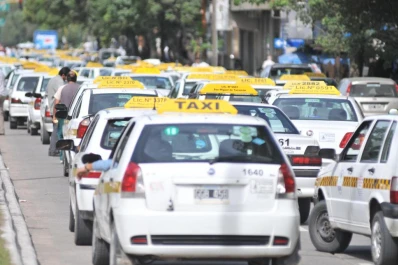 Choferes de taxi presionan para alcanzar el blanqueo laboral