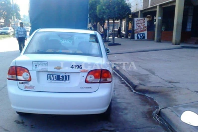 Estacionó el taxi en una rampa para discapacitados