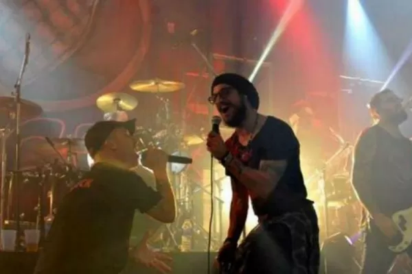 Aún sin equipo, Daniel Osvaldo se divierte cantando