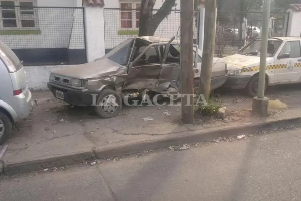 Autos secuestrados dificultan el paso por las veredas de la comisaría 11