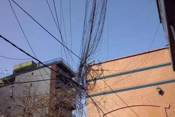Una maraña de cables genera temor en barrio Sur