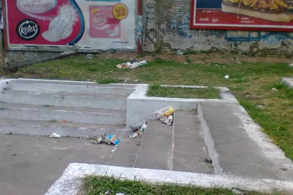 Denuncian el abandono de una plazoleta en Moreno al 100