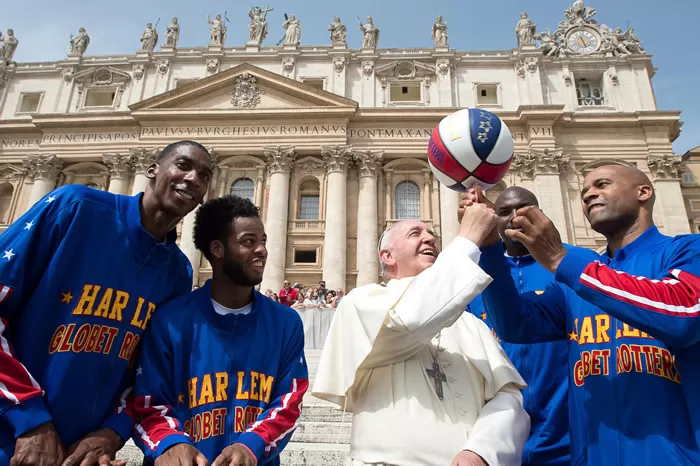 EN EL VATICANO. El Papa Francisco hace jueguitos con el balón de basquetbol. foto de  L’Osservatore Romano 