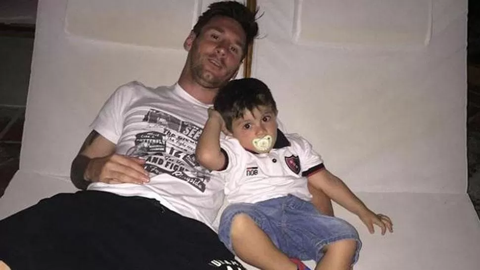 LEPROSOS. Messi y su hijo Thiago.