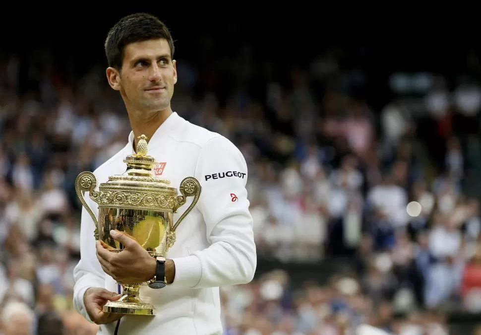 IMAGEN REPETIDA. Djokovic disfruta, con el trofeo en sus manos, un nuevo éxito. reuters