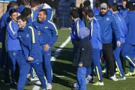Osvaldo pasó a saludar a Tevez y Angelici dijo que tiene las puertas abiertas para quedarse