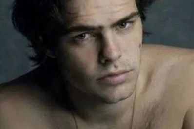 Video: las primeras imágenes del desnudo de Peter Lanzani