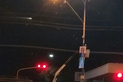 Polémico uso de una grúa para colgar afiches