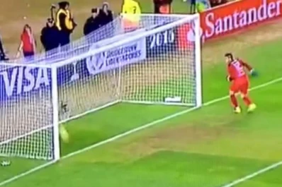 Mirá el golazo de Mora por encima del arquero