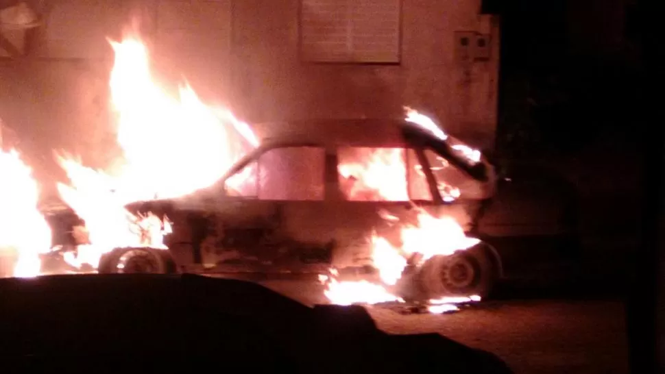 EN LLAMAS. Un vecino de Villa Mariano Moreno, aliado a Carlos Najar, le sacó fotos a su auto incendiándose. foto enviada a la gaceta en whatsapp
