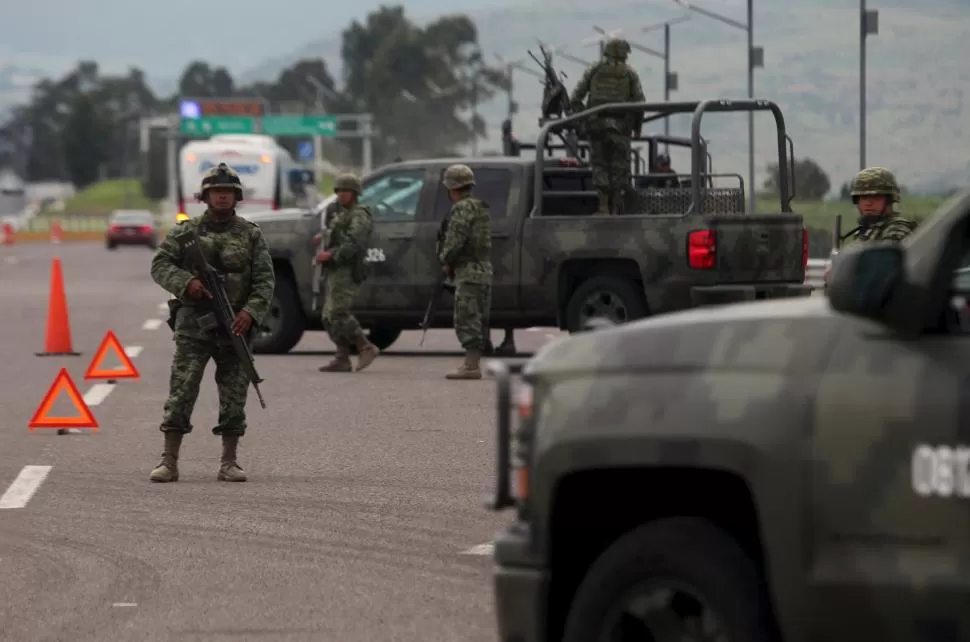 EN MICHOACÁN. Soldados mexicanos controlan rutas y caminos. fotos reuters