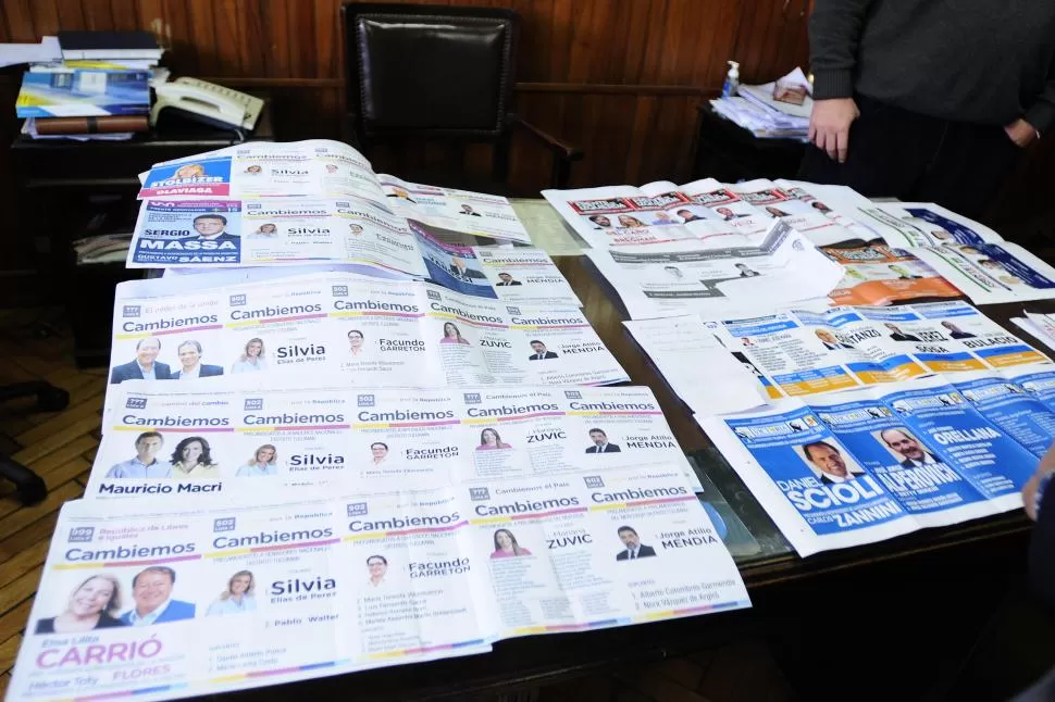 PAPELETAS. Los candidatos de Cambiemos en Tucumán podrán llevar la figura de cinco candidatos a presidente. 